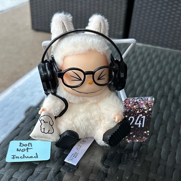 241,4Piece Labubu Doll Accessories with Headphones,
Frame,pair of shoes and bag - Picture 1 of 7